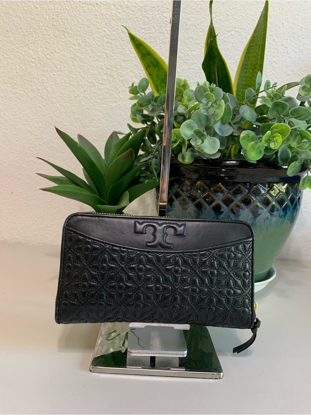 💕💕Tory Burch Black Quilted Leather Zip Wallet